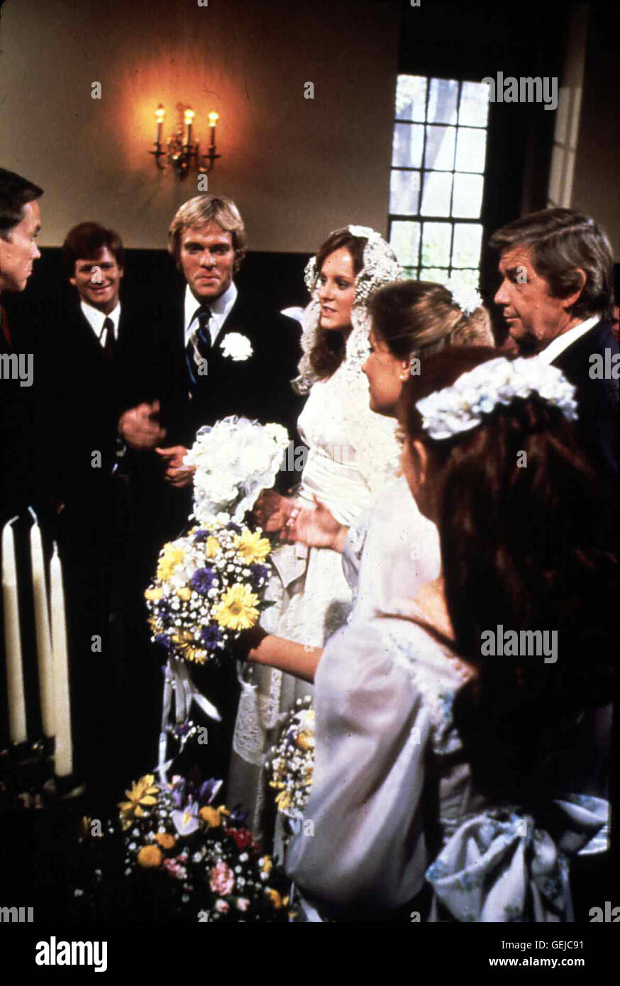 Morgan Stevens, Mary Beth McDonough, Ralph Waite (r)  Als plözlich ein alter Verehrer von Erin Walton (Mary Beth McDonough,4vl) auftaucht, platzt fast ihre Hochzeit mit Paul Nothridge (Morgan Stevens,3vl). *** Local Caption *** 1982, Wedding On Walton's Mountain, Die Waltons - Hochzeit Mit Hindernissen Stock Photo