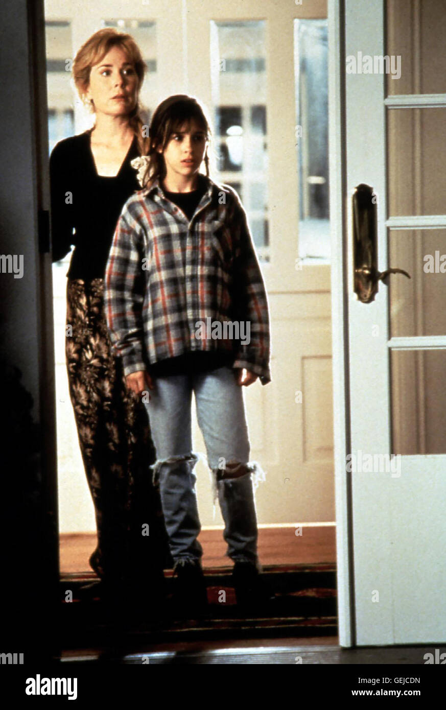 Roxanne Hart, Lacey Chabert Als Jennys (Lacey Chabert) leibliche Mutter Linda ermordet aufgefunden wird, faellt der Verdacht zuerst auf Karen (Roxanne Hart), da diese Angst hatte, Linda wolle Jenny zurueckhaben. *** Local Caption *** 1996, When Secrets Ki Stock Photo