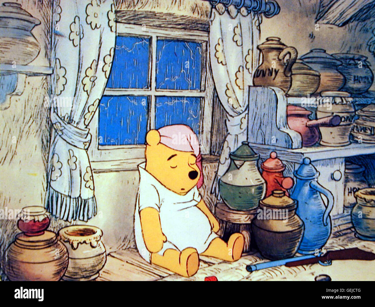 Winnie schlaeft friedlich in seiner Huette *** Local Caption *** 1968, Winnie The Pooh And The Blustery Day, Winnie Puh Stock Photo