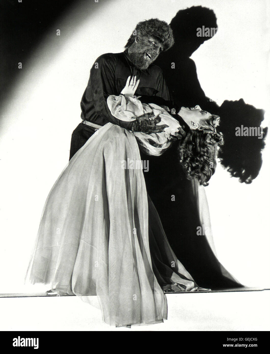 Lon Chaney Jr., Evelyn Ankers Der Werwolf (Lon Chaney) hat sich Gwen  (Evelyn Ankers) gegriffen. *** Local Caption *** 1941, Wolf Man, The, Der  Wolfsmensch Stock Photo - Alamy, image size:1059x1390
