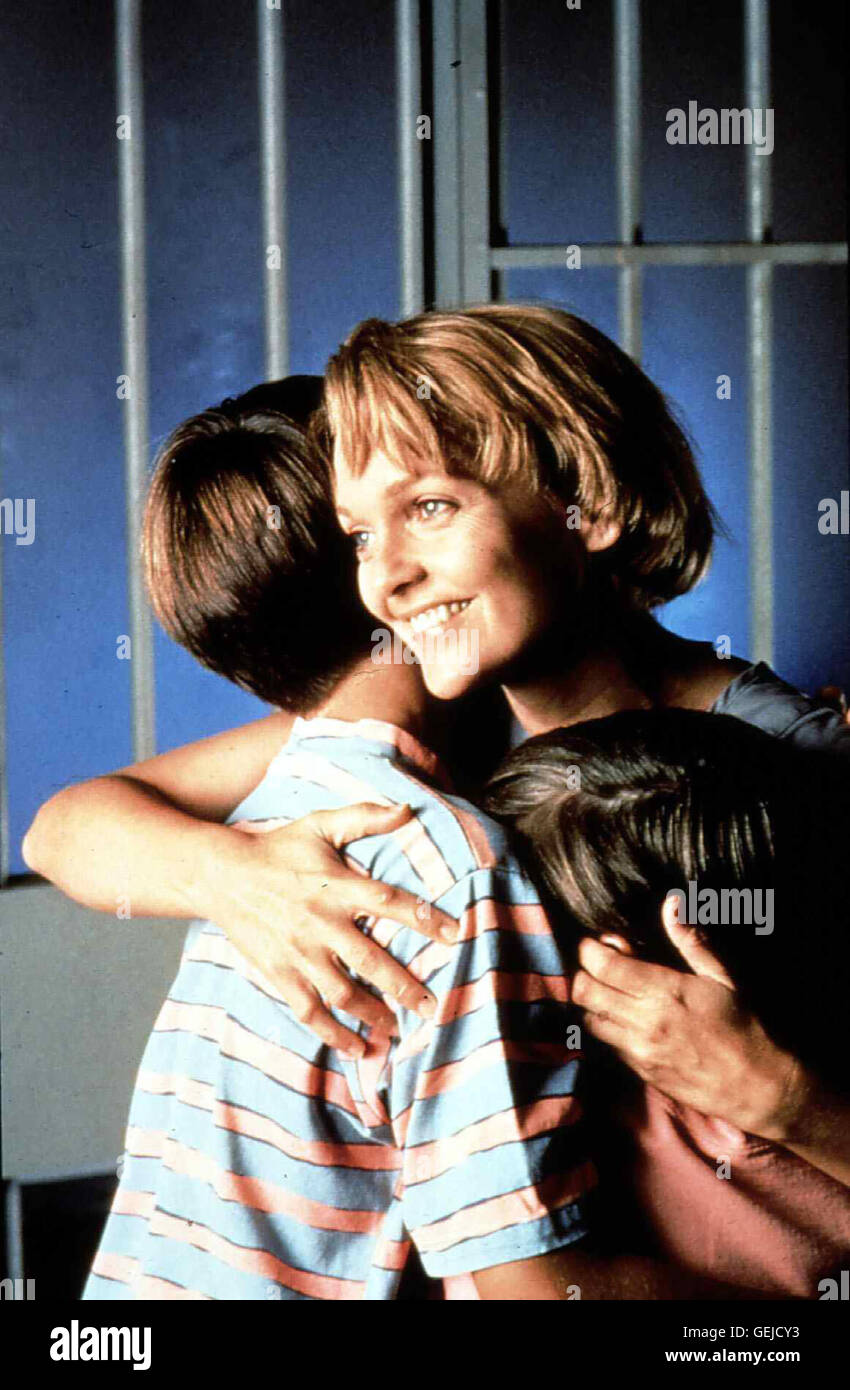 Pamela Reed Dee (Pamela Reed) freut sich, als sie im Gefaengnis Besuch ...