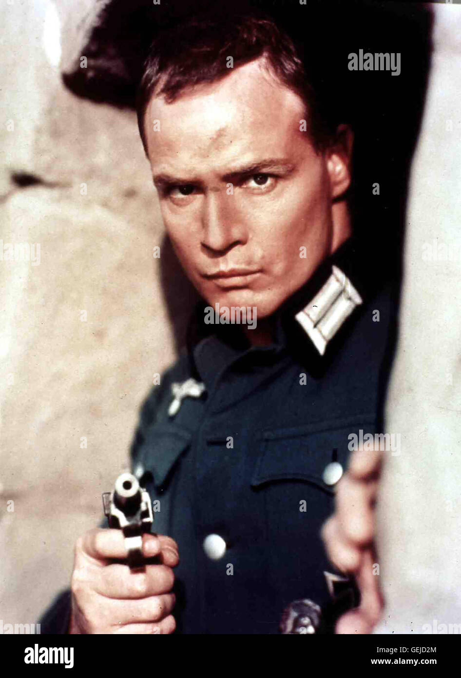 Marlon Brando Der junge Christian Diestl (Marlon Brando) ist von den Ideen der Nazis voellig ueberzeugt, bereitwillig tritt er in die Armee ein und marschiert mit nach Paris. *** Local Caption *** 1958, Young Lions, The, Die Jungen Loewen Stock Photo