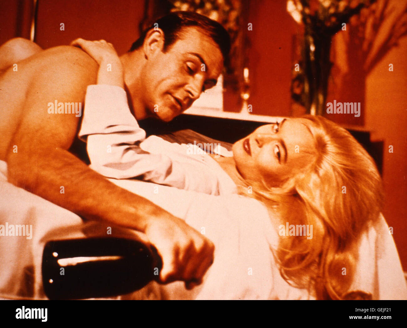 Sean Connery, Shirley Eaton, Szenenbild, Szenenbild, Goldfinger Stock Photo