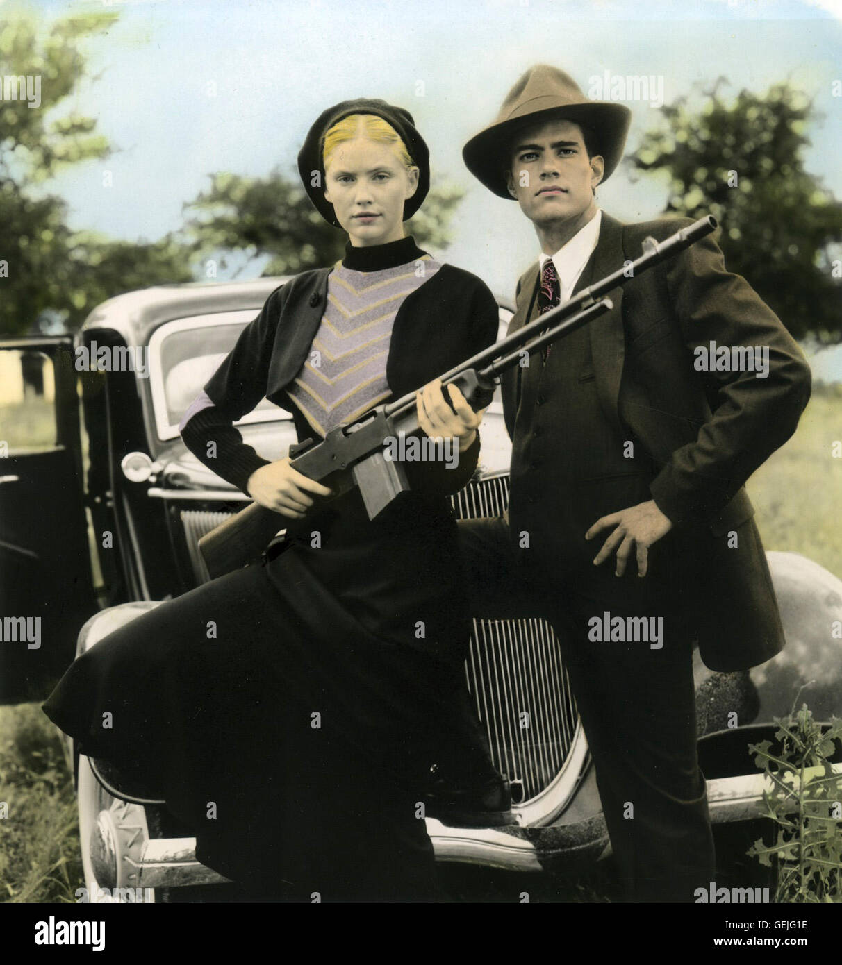 TV Movie 1992 - Tracey Needham as Bonnie Parker and Dana Ashbrook as Clyde Barrow, 1990er, 1990s, Bonnie & Clyde - The True Story, Crime story, Gangsterpaar, Gewehr, Kriminalfilm, Television, couple, gangster, gun, wearing a hat, Bonnie Und Clyde - Wie Es Stock Photo
