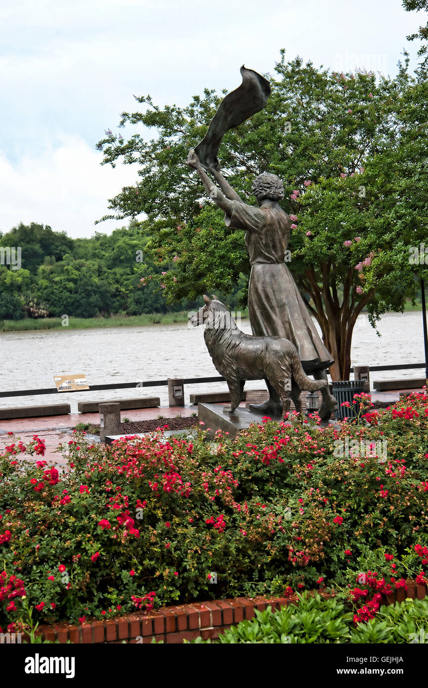 Statue of  Florence Martus the girl who waited on the side of the River Savannah for 44 years to greet ships waving her handkerchief in Georgia USA Stock Photo