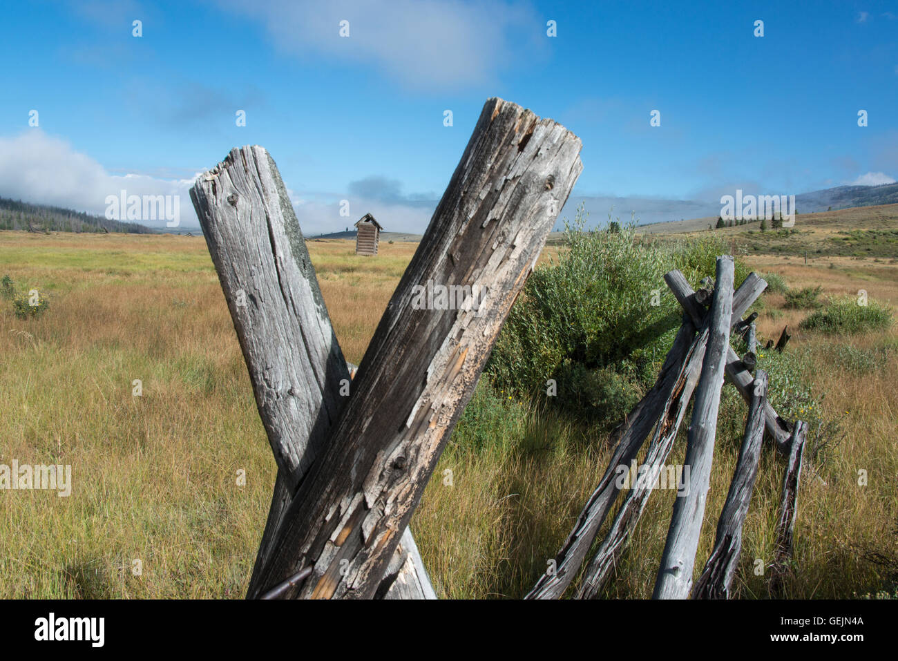 Fence and outhouse in Wyoming at Green River Lakes Stock Photo Alamy