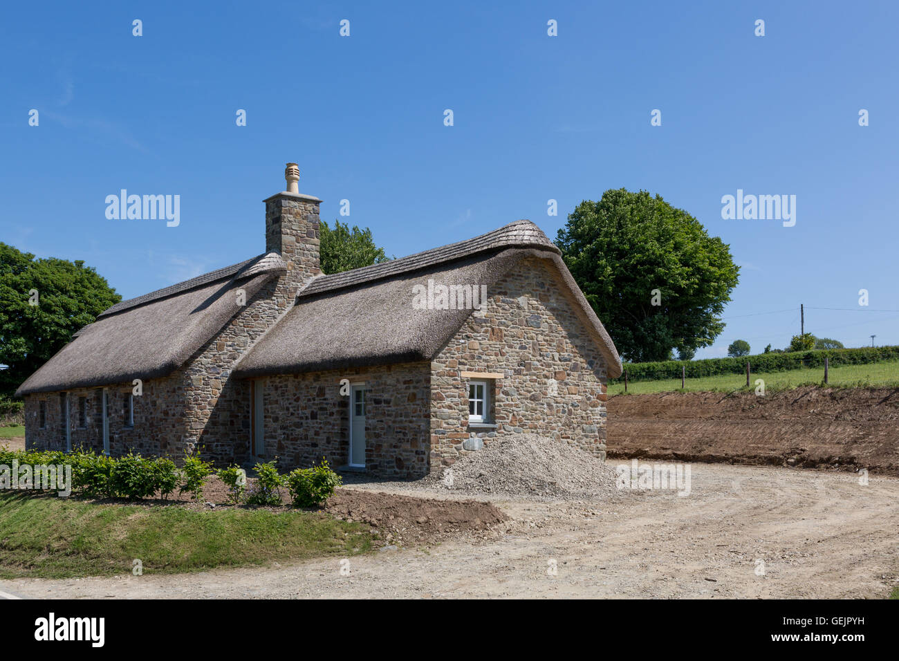 A renovated cottage with a thatched roof Stock Photo - Alamy