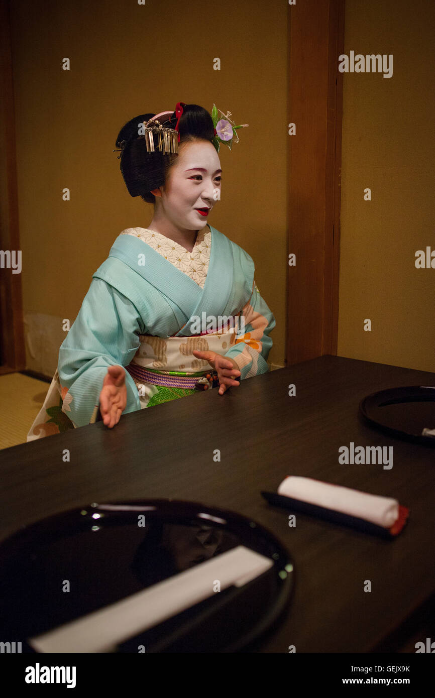 Maiko Geisha Apprentice Working In A Tea House Geisha S Distric Stock Photo Alamy