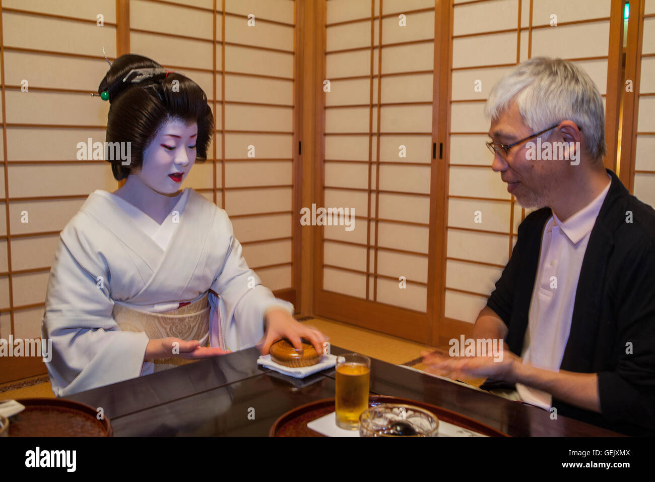 Fukuyu,geisha playing with client in Miyaki tea house (o-chaia).Geisha ...
