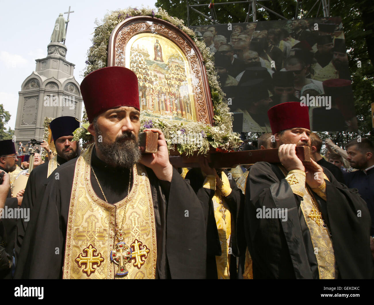 Kiev, Ukraine. 27th July, 2016. Ukrainian Orthodox priests of Moscow Patriarchy take part in prayer service held at the St. 27th July, 2016. Vladimir's Hill, marking the 1028th anniversary of the Baptism of Kievan Rus in Kiev on July 27, 2016. Credit:  Anatolii Stepanov/ZUMA Wire/Alamy Live News Stock Photo