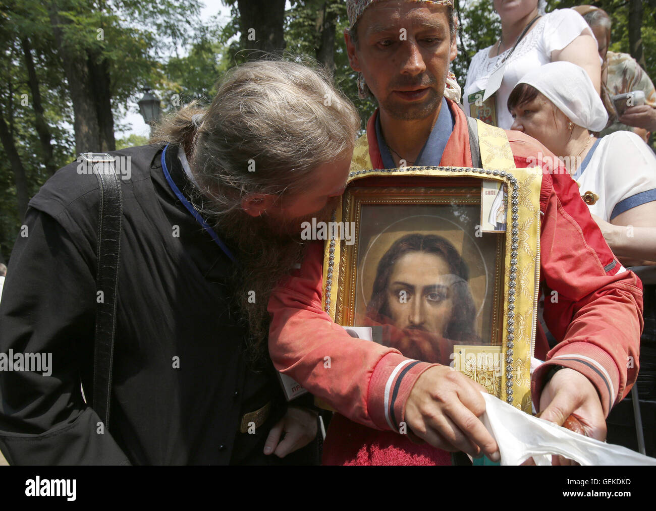 Kiev, Ukraine. 27th July, 2016. Orthodox priest of Moscow Patriarchy kisses the icon at a prayer ceremony at the St. 27th July, 2016. Vladimir's Hill, marking the 1028th anniversary of the Baptism of Kievan Rus in Kiev on July 27, 2016. Credit:  Anatolii Stepanov/ZUMA Wire/Alamy Live News Stock Photo