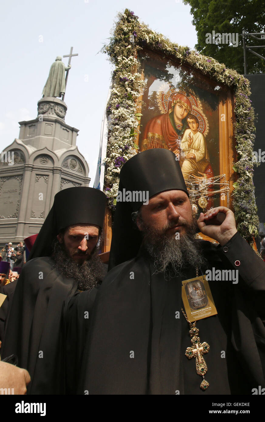 Kiev, Ukraine. 27th July, 2016. Ukrainian Orthodox priests of Moscow Patriarchy take part in prayer service held at the St. 27th July, 2016. Vladimir's Hill, marking the 1028th anniversary of the Baptism of Kievan Rus in Kiev on July 27, 2016. Credit:  Anatolii Stepanov/ZUMA Wire/Alamy Live News Stock Photo