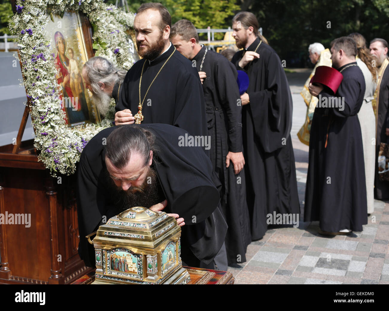 Kiev, Ukraine. 27th July, 2016. Orthodox priest of Moscow Patriarchy bows relics at a prayer ceremony at the St. 27th July, 2016. Vladimir's Hill, marking the 1028th anniversary of the Baptism of Kievan Rus in Kiev on July 27, 2016. Credit:  Anatolii Stepanov/ZUMA Wire/Alamy Live News Stock Photo