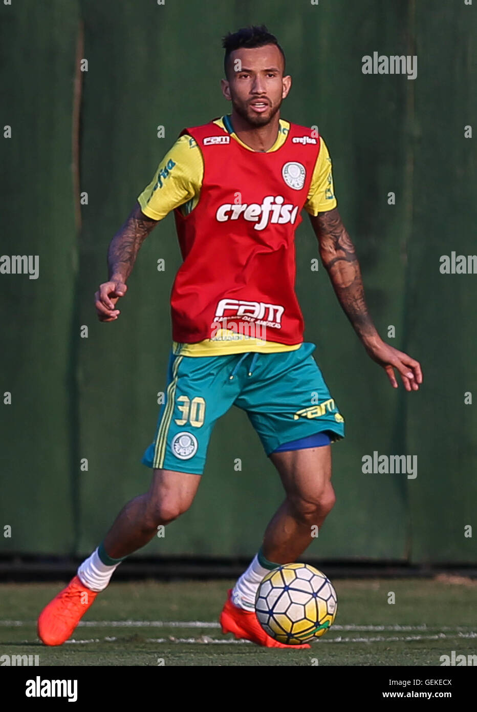 Soccer player Leandro Pereira, of SE Palmeiras during practice game against  the Portuguese team at the Academy of Football, in the neighborhood of  Barra Funda. SÃ£o Paulo/SP, Brazil-2/23/2015. Photo: Cesar Greco/Fotoarena  ***