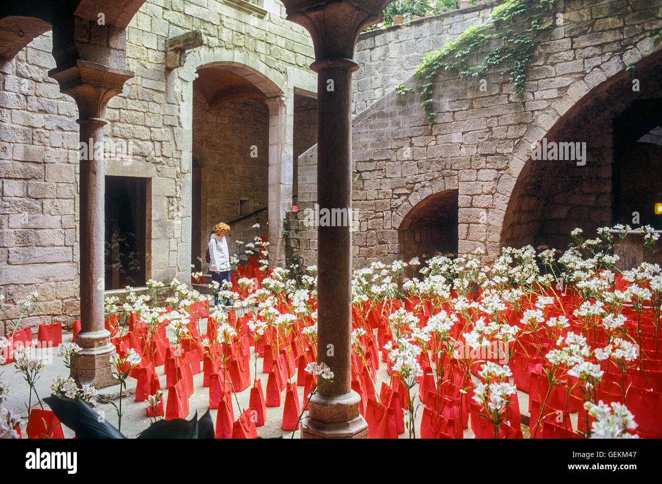 La Pabordia palace, in carrer Escales de la Pera 4, during 'Temps de flors', yearly flower exhibition, Girona. Catalonia, Spain. Stock Photo