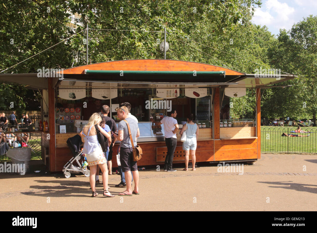 Refreshments stall at Green Park London summer 2016 Stock Photo