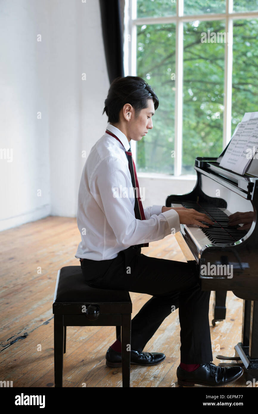 Piano pianist side asian hi-res stock photography and images - Alamy