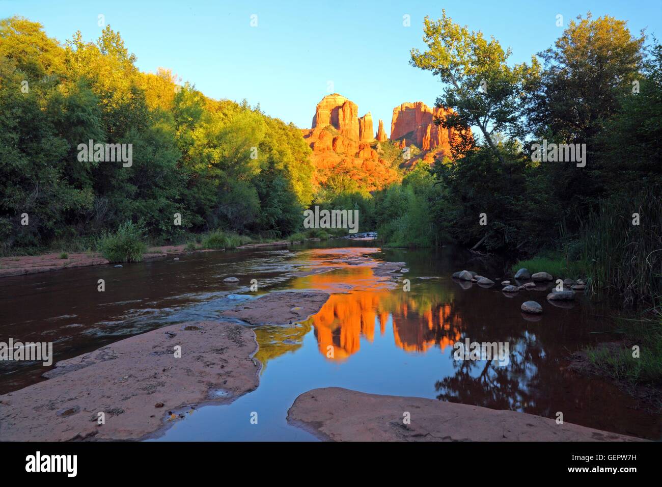 geography / travel, USA, Arizona, Cathedral Rock mirror in the Oak Creek, Sedona, Red Rock Country, Stock Photo