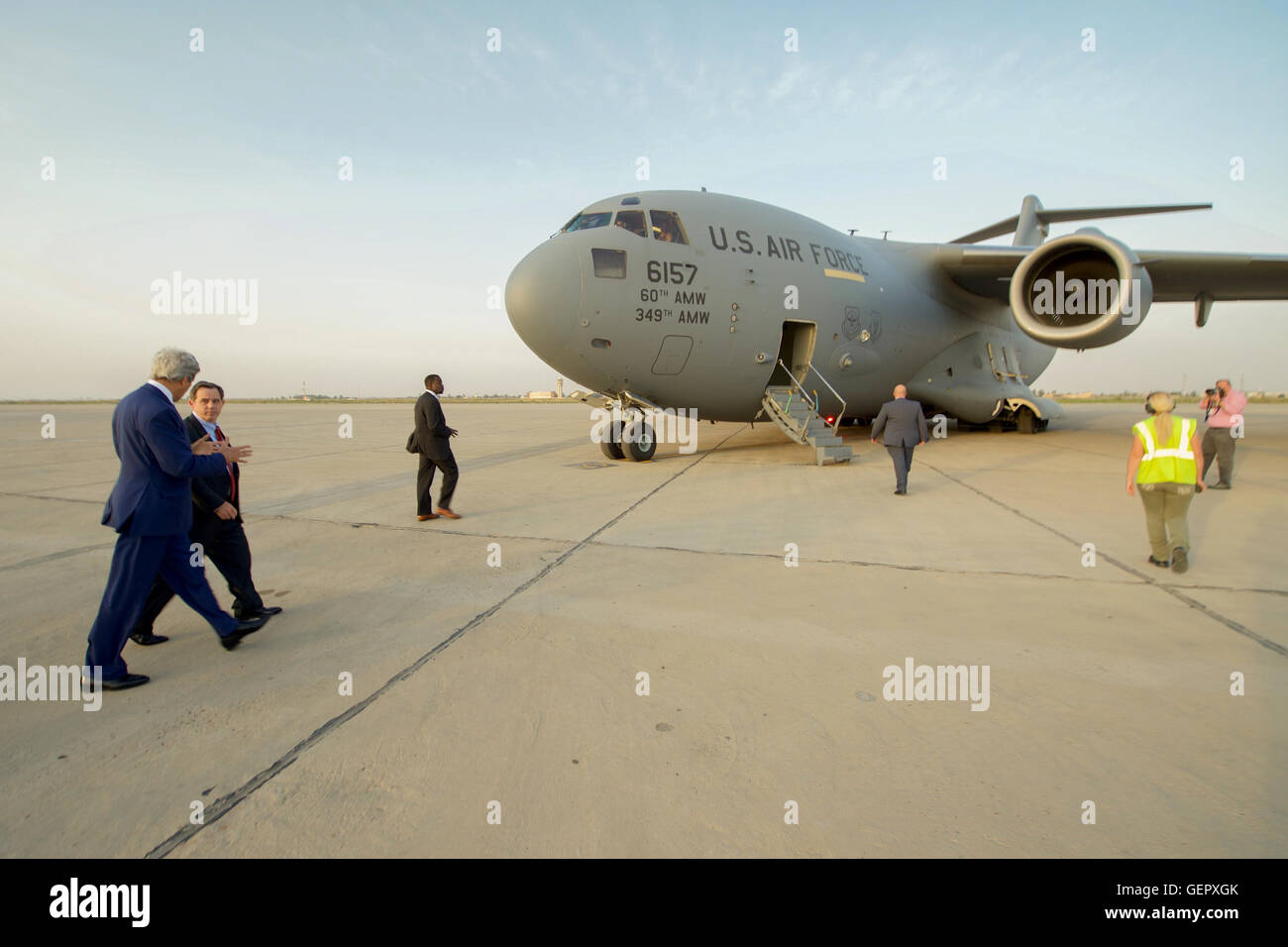 Secretary Kerry Walks With U.S. Ambassador Jones Toward a Waiting C-17 Cargo Plane Before Departing Baghdad en Route to Manama Stock Photo