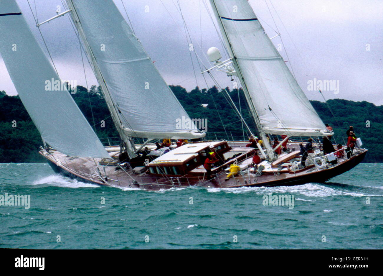 AJAXNETPHOTO. 20TH AUGUST, 2001. COWES. I.O.W. ENGLAND. - AMERICA'S CUP SILVER JUBILEE - THE YACHT REBECCA RACING IN THE SOLENT SURING THE RE-ENACTED AMERICA'S CUP JUBILEE REGATTA.  PHOTO: JONATHAN EASTLAND/AJAX.  REF: 001273. Stock Photo