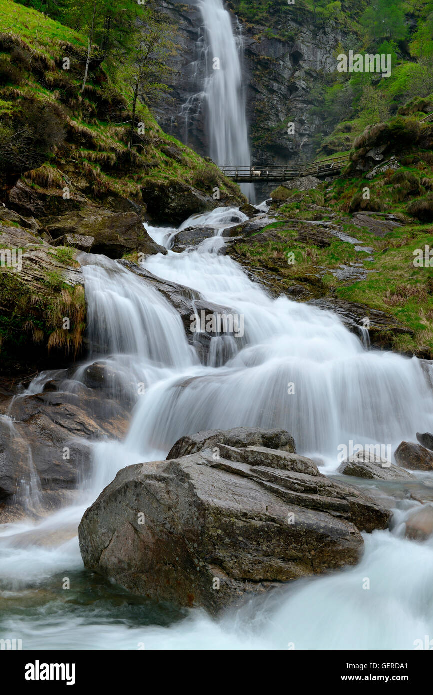 Froda-Wasserfall, Valle Verzasca bei Sonogno, Froda, Tessin, Schweiz Stock Photo