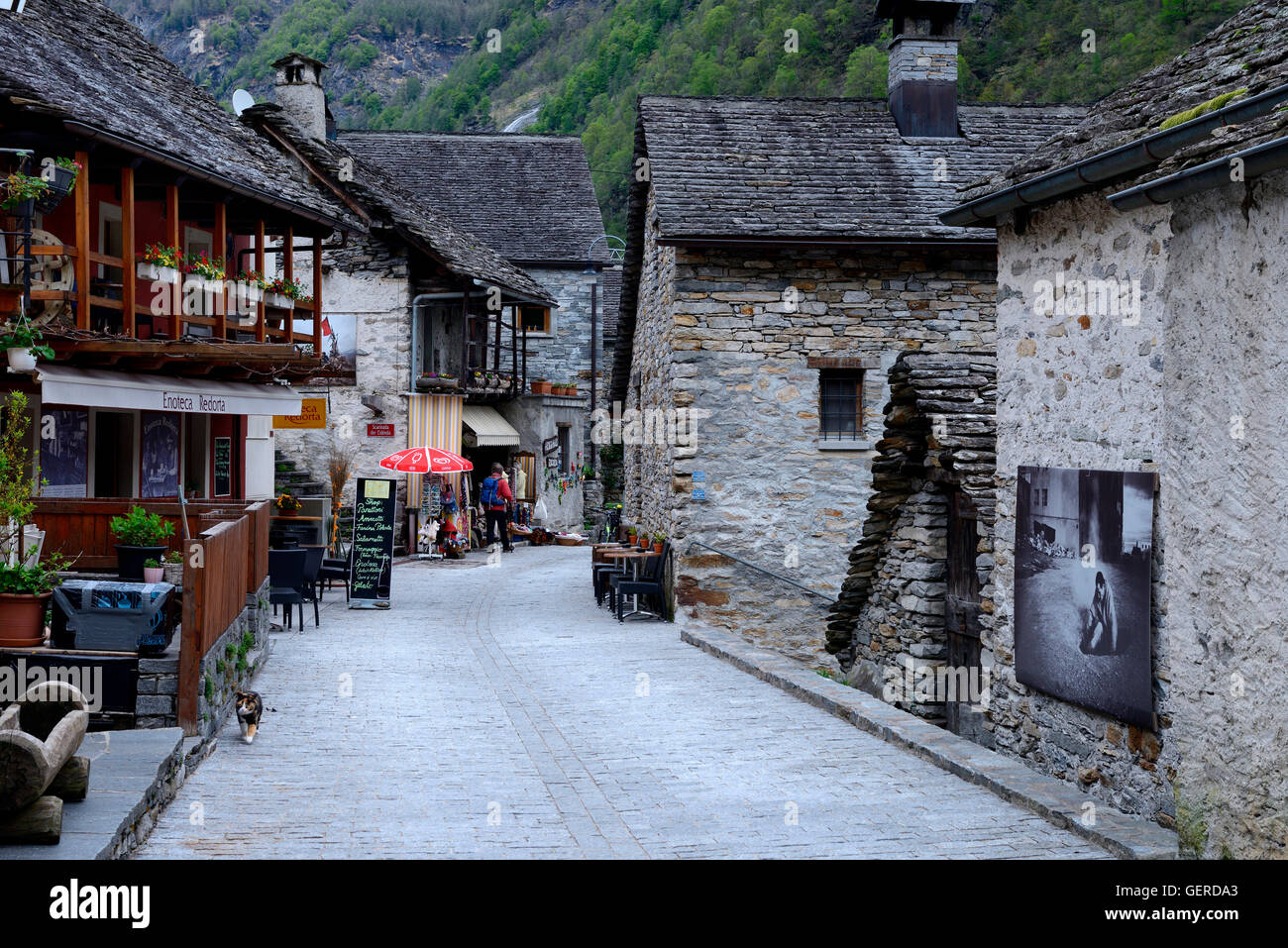 Dorfstrasse, Sonogno, Valle Verzasca, Tessin, Schweiz, Europa Stock Photo
