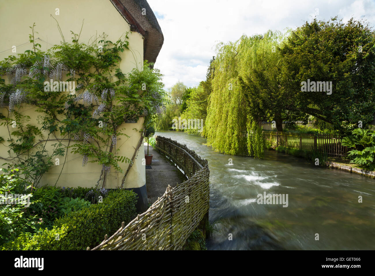 House beside a river hi-res stock photography and images - Alamy