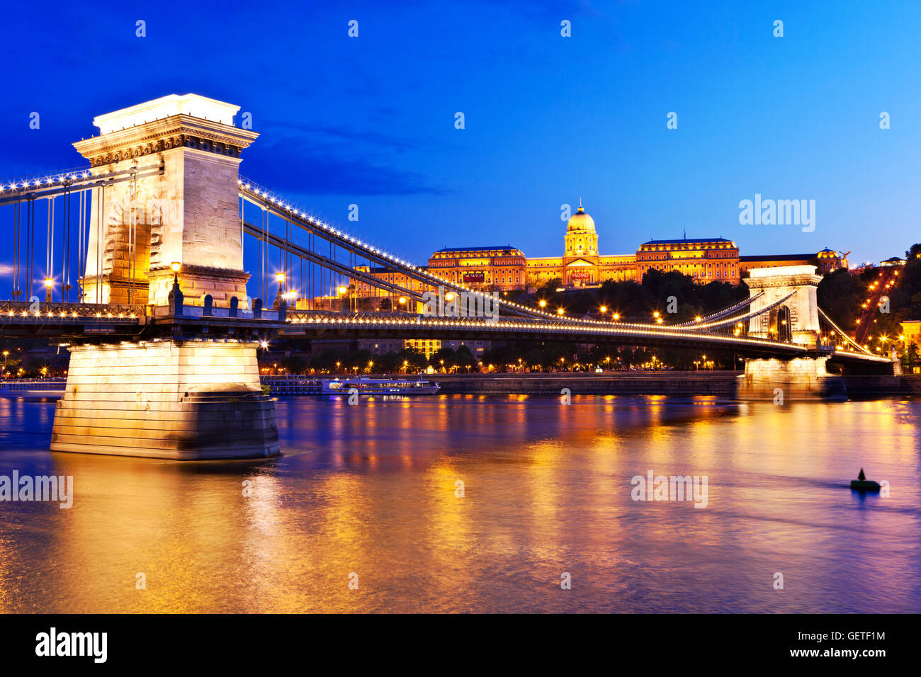 A view of the Chain Bridge over the river Danube at night Stock Photo ...