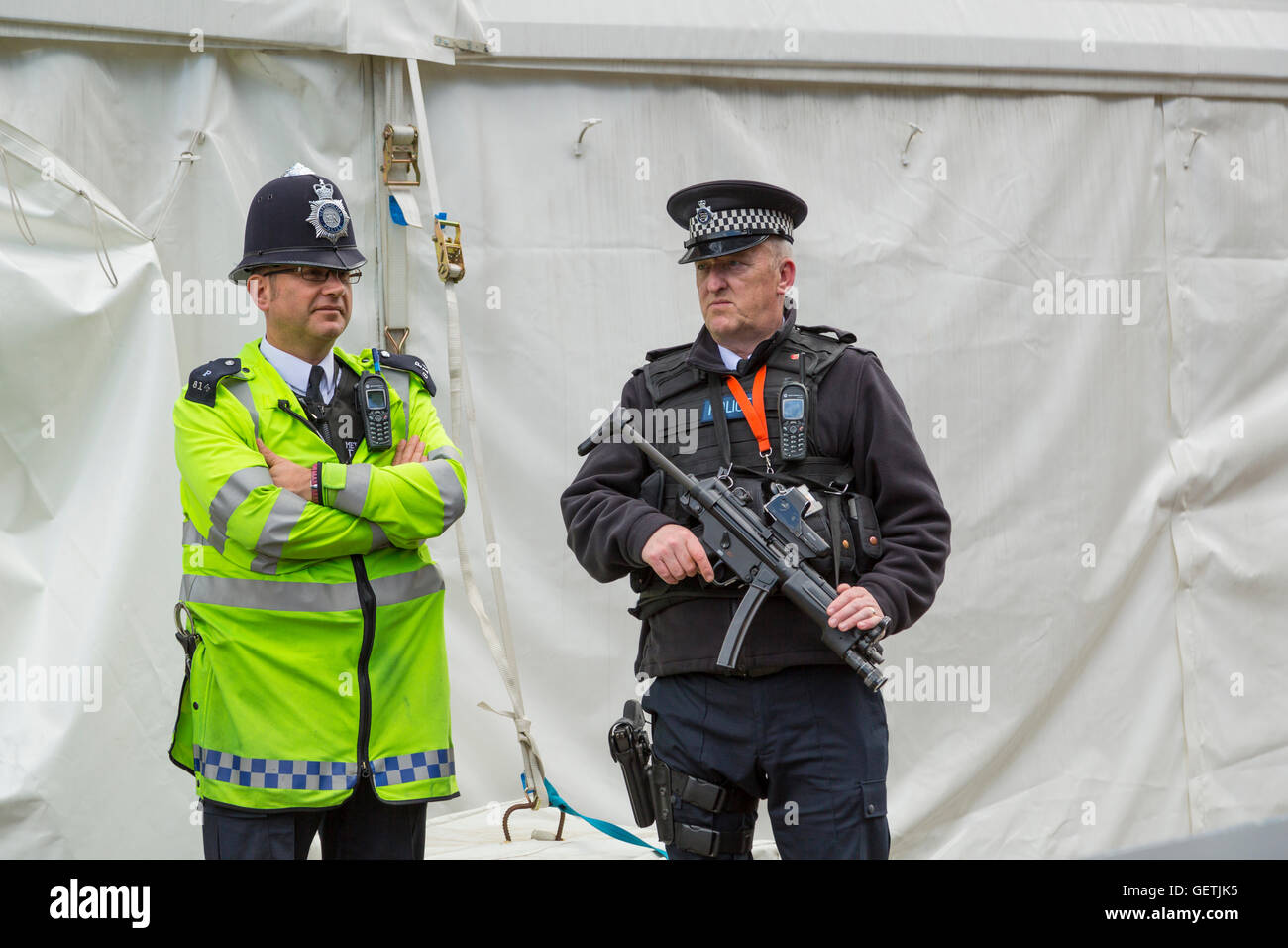 Armed police officer outside The Houses of Parliament Stock Photo - Alamy