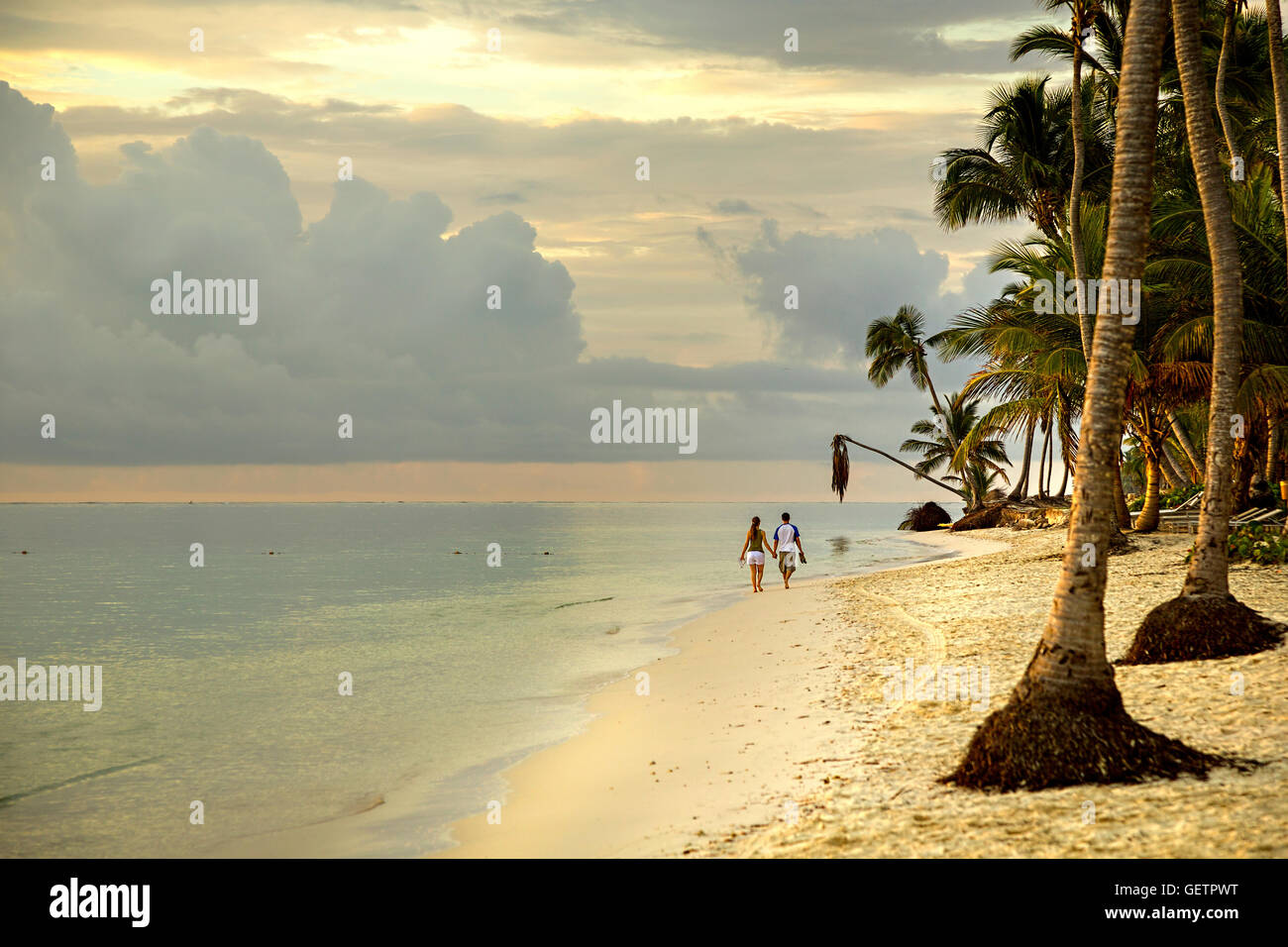 Honeymoon couple walking barefoot on the beach Stock Photo - Alamy