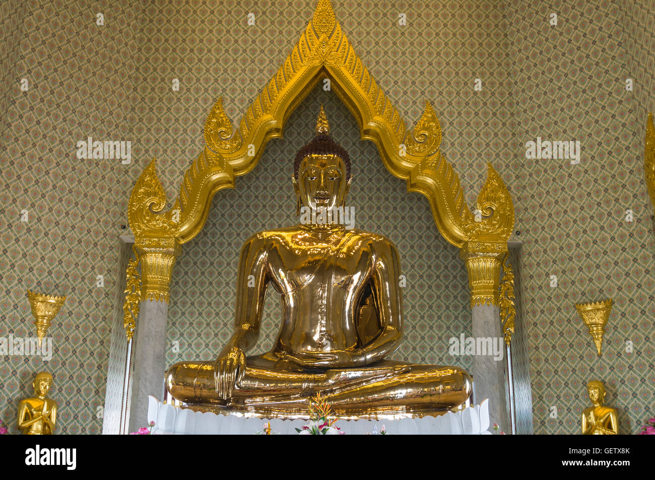Golden Buddha statue in the Wat Traimit temple Stock Photo - Alamy