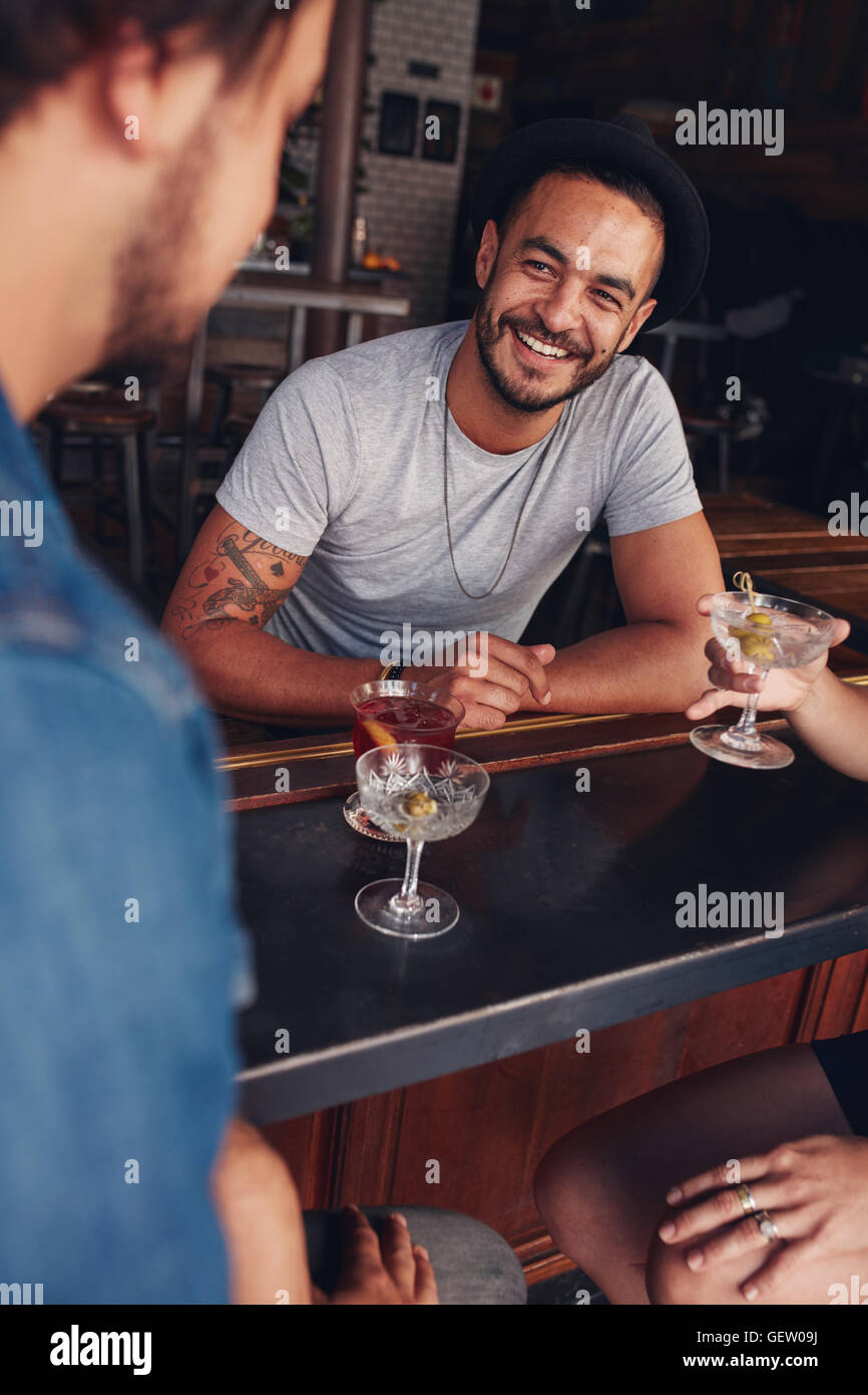 Group of friends sitting at bar hi-res stock photography and images - Alamy