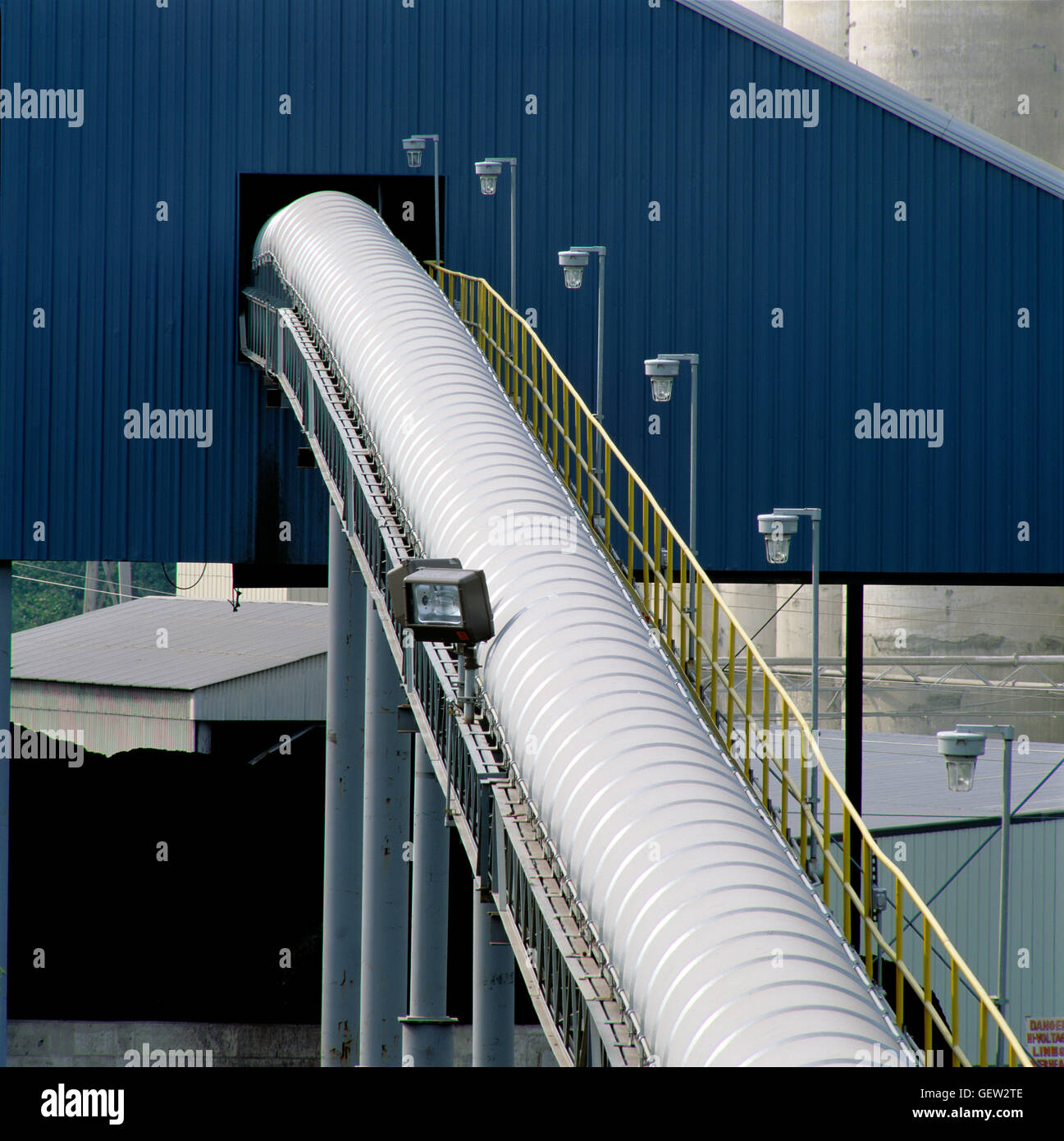 Building conveyor clearance belt
