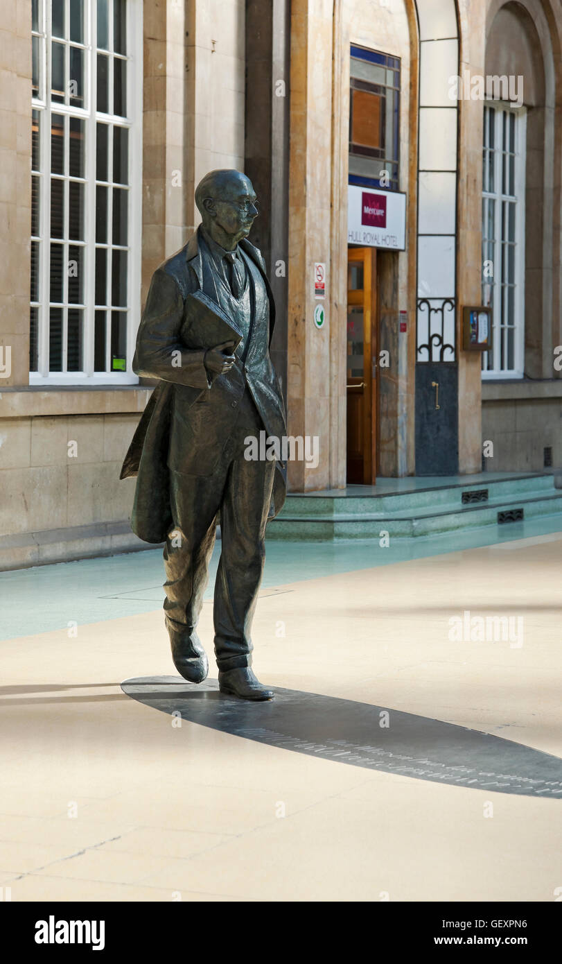Statue of the poet Philip Larkin at the train station Stock Photo - Alamy