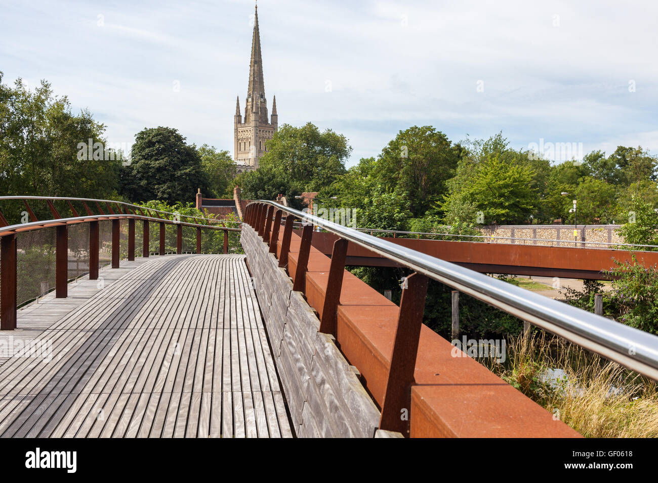 view of along river wensum norwich of norwich cathedral over jarrolds bridge Stock Photo