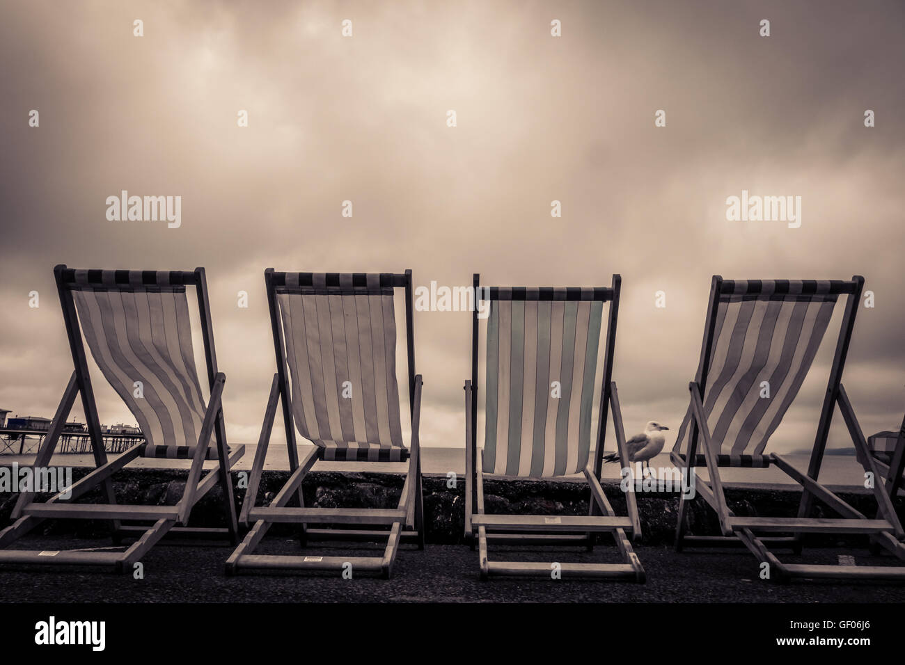 Striped fabric deck chairs hi-res stock photography and images - Alamy