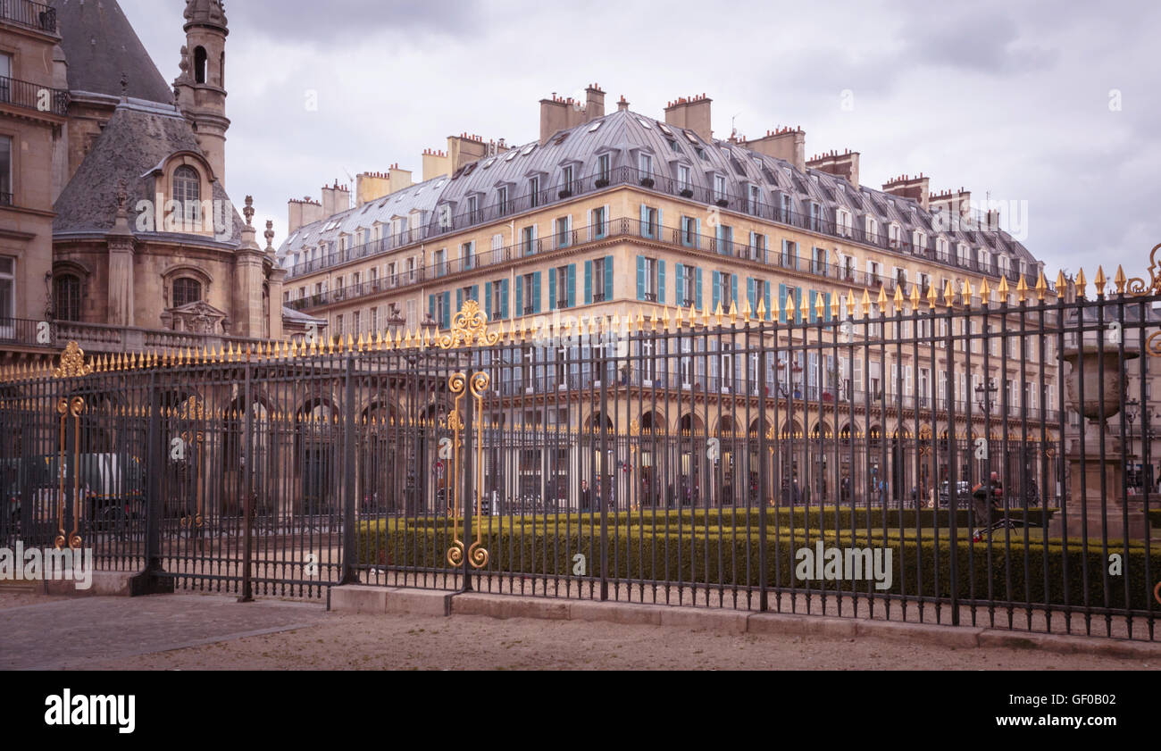 Classical Paris Architecture – Beautiful architectural design of buildings in the 1st arrondissement of Paris Stock Photo