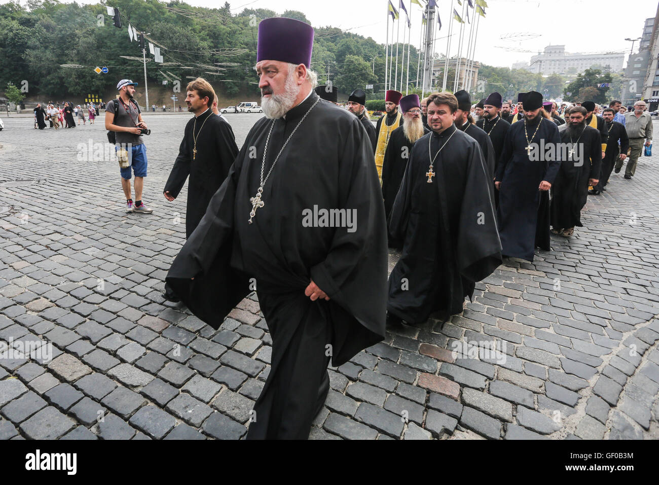 Kyiv, Ukraine. 27th July, 2016. Ukrainian orthodox believers, priests, monks attend a religion march organized by the Ukrainian Orthodox Church of the Moscow Patriarchate. Believers who have begun a course from Svyatogorsk Monastery in eastern Ukraine and from Pochayiv Monastery at the west of the country, met at the European Square in Kyiv. The main celebrations took place at Vladimir's Hill in the center of Kyiv. Credit:  Oleksandr Khomenko/Pacific Press/Alamy Live News Stock Photo