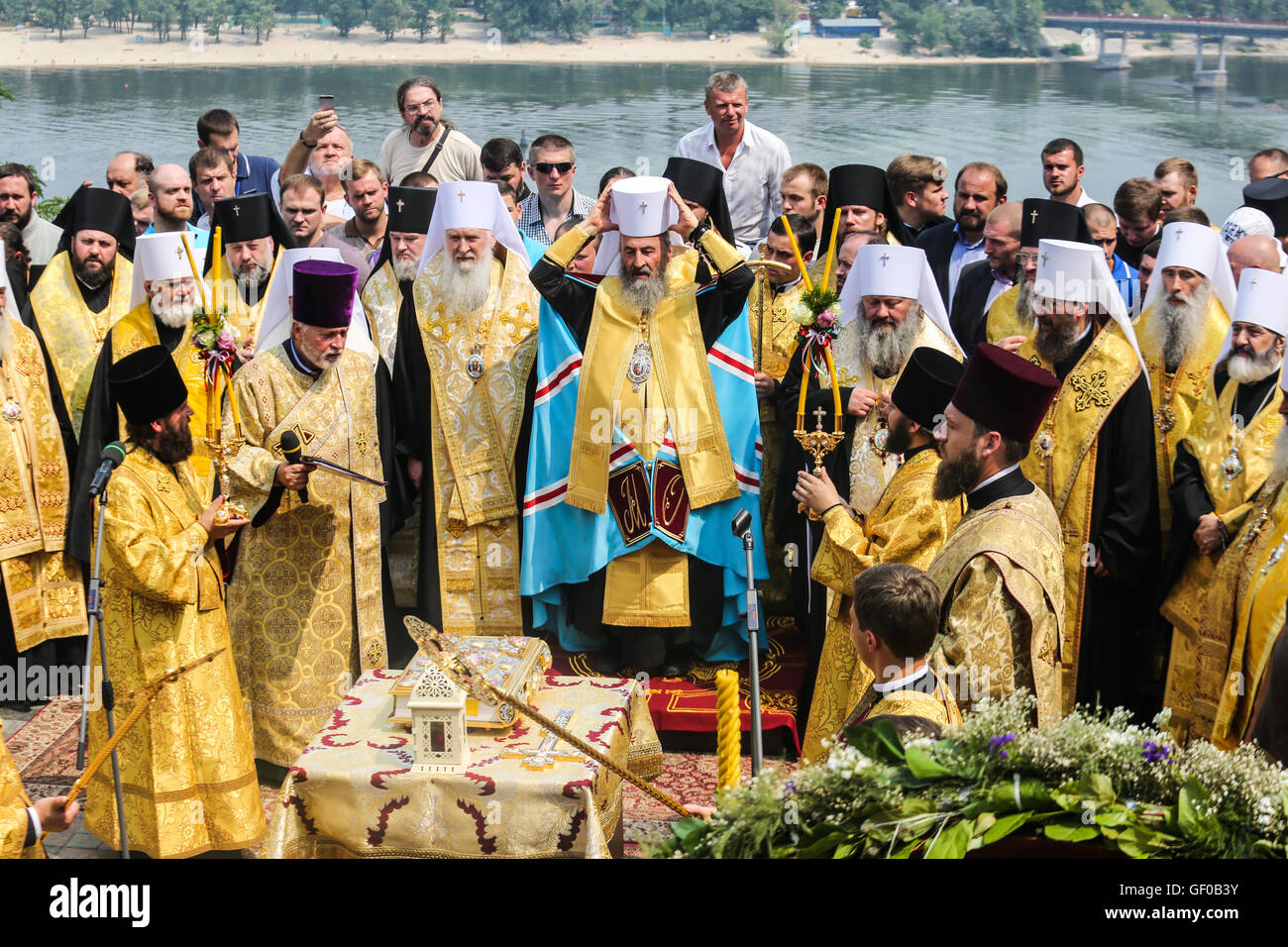 Kyiv, Ukraine. 27th July, 2016. The Primate of the Moscow Patriarchate Ukrainian Orthodox Church, Metropolitan of Kyiv and All Ukraine Onufry blesses believers during a ceremonial prayer service. Ukrainian orthodox believers, priests, monks attend a religion march organized by the Ukrainian Orthodox Church of the Moscow Patriarchate. The main celebrations took place at Vladimir's Hill in the center of Kyiv. Credit:  Oleksandr Khomenko/Pacific Press/Alamy Live News Stock Photo