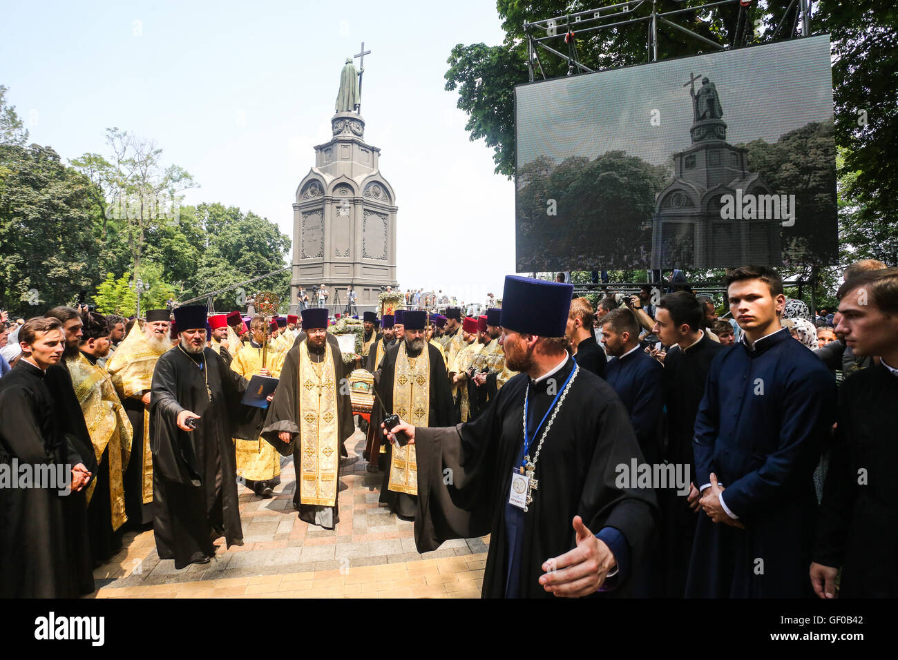 Kyiv, Ukraine. 27th July, 2016. Ukrainian orthodox believers, priests, monks attend a religion march organized by the Ukrainian Orthodox Church of the Moscow Patriarchate. Believers who have begun a course from Svyatogorsk Monastery in eastern Ukraine and from Pochayiv Monastery at the west of the country, met at the European Square in Kyiv. The main celebrations took place at Vladimir's Hill in the center of Kyiv. Credit:  Oleksandr Khomenko/Pacific Press/Alamy Live News Stock Photo