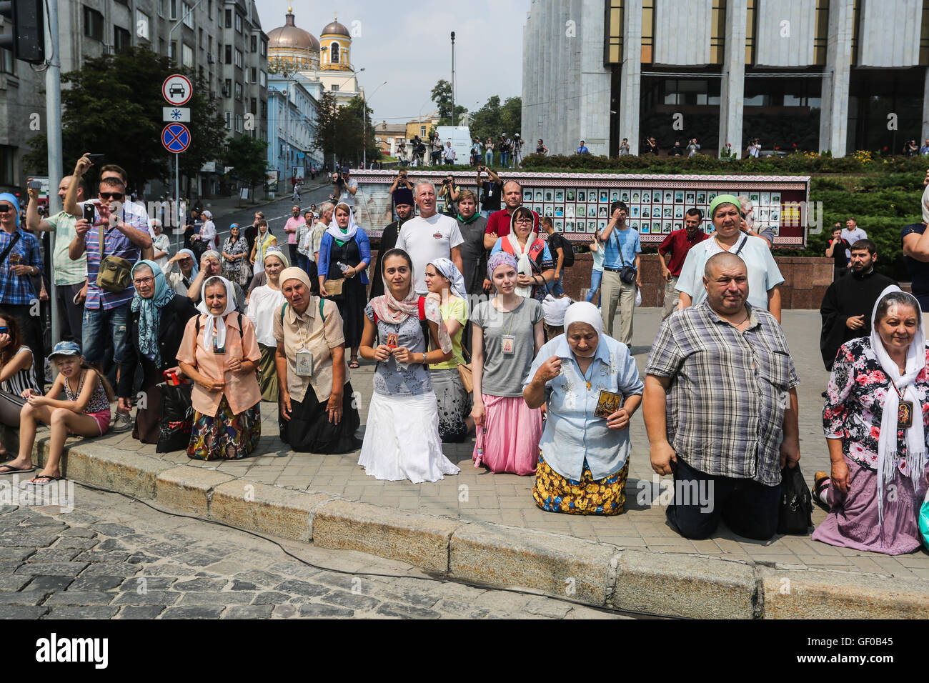 Kyiv, Ukraine. 27th July, 2016. Ukrainian orthodox believers, priests, monks attend a religion march organized by the Ukrainian Orthodox Church of the Moscow Patriarchate. Sacred processions of Moscow Patriarchate believers started earlier, in July 4 2016 and timed to the Day of the Christianization of Kyiv Rus and 1000 years of ancient monks on the Holy Mount Athos. Credit:  Oleksandr Khomenko/Pacific Press/Alamy Live News Stock Photo