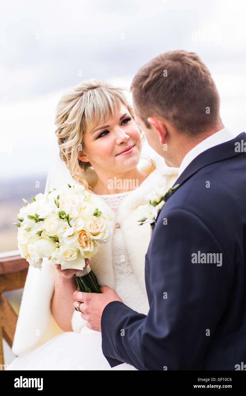Happy couple in winter wedding day Stock Photo - Alamy