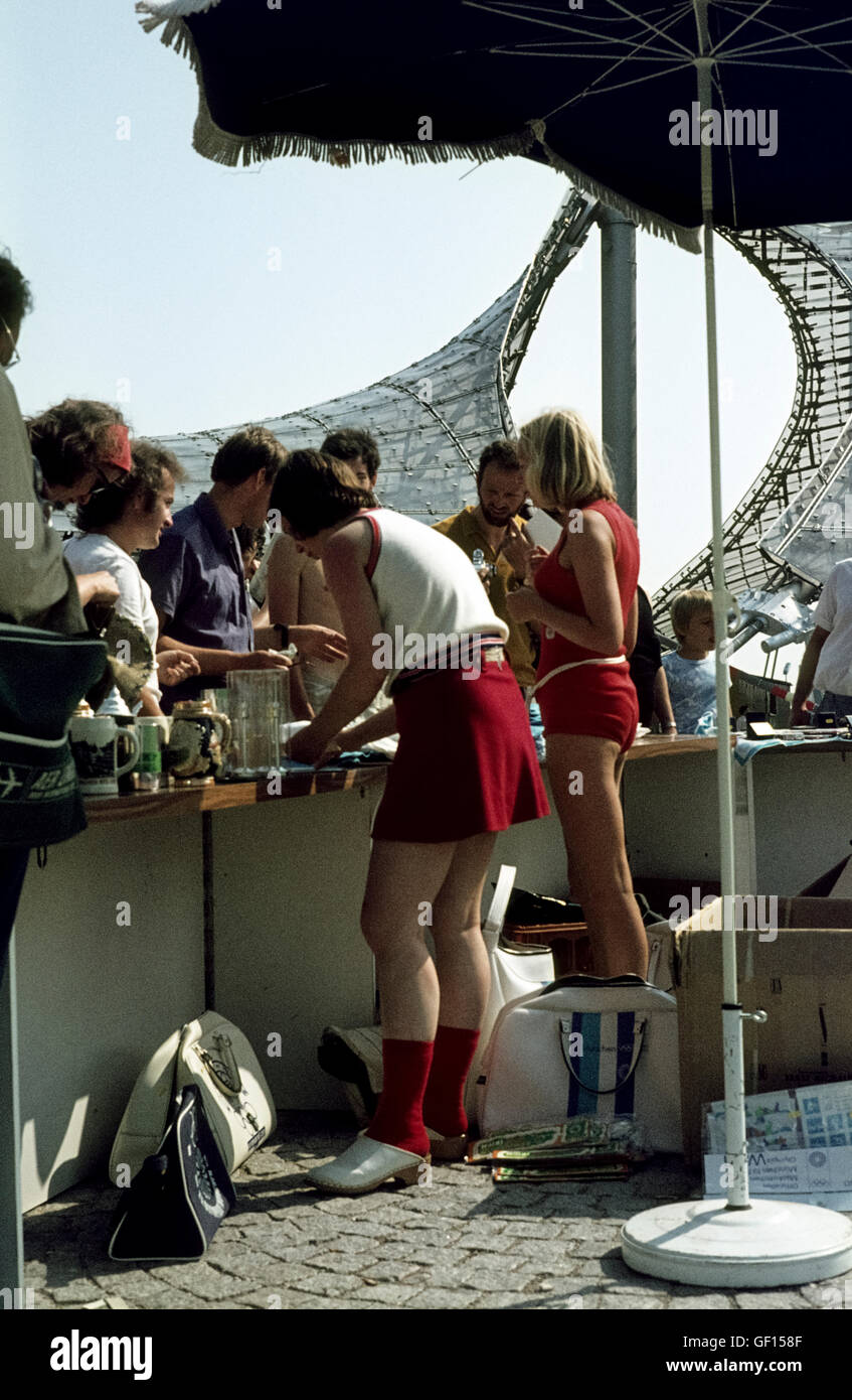 Verkaufsstand während der Olympiade in München Olympic Games in Munich 1972 - Outside the Olympiastadion Stock Photo