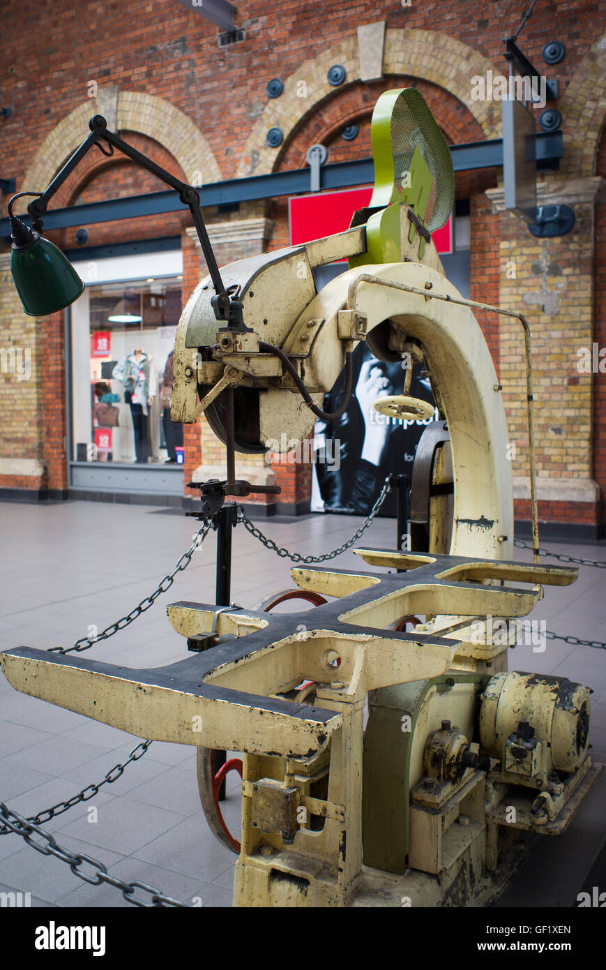Old industrial machine retained in new Outlet Centre as a relic of the past activity in the former GWR railway works in Swindon Stock Photo