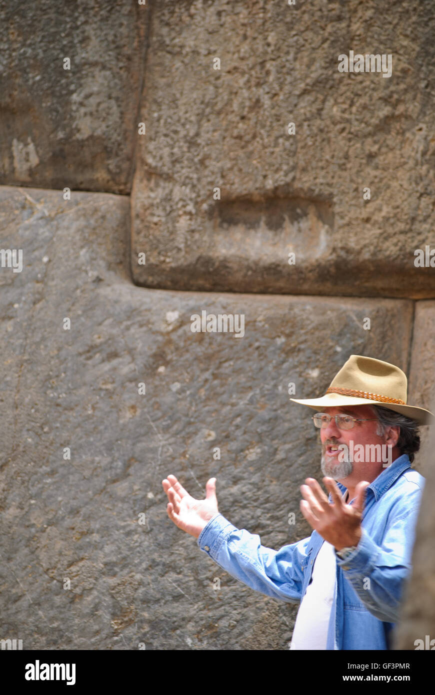 David Hatcher Childress talking about megalithic theory in front of the massive stone blocks of Sacsayhuaman Stock Photo