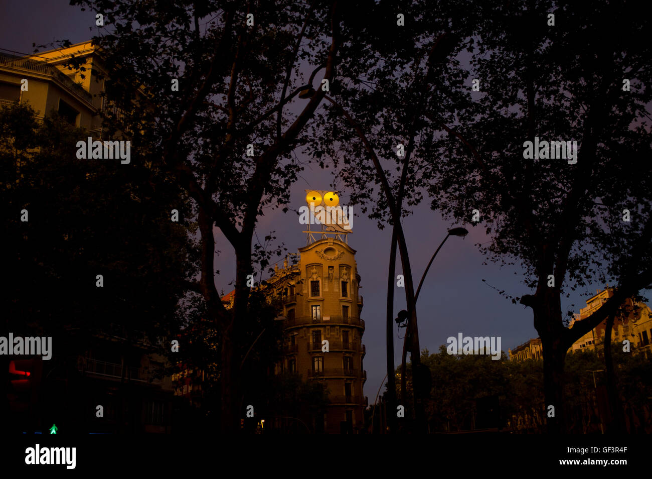 Barcelona, Catalonia, Spain. 27th July, 2016. El Mussol (The Owl in catalan), an ancient ad sign, rests atop of a building of the Eixample distrcit of Barcelona as the sun sets. For years The Owl was an advertising claim by Rotulos Roura and is a historical reference of the signs that were placed in the early 1970s in the city. In 2004 was pardoned and restored when all obsolete ad signs were removed under the Ordenança d'Usos del Paisatge Urba (Ordinance Uses Urban Landscape) by Barcelona's City Hall. The Owl was considered part of the collective memory of Barcelona, and it can be conside Stock Photo