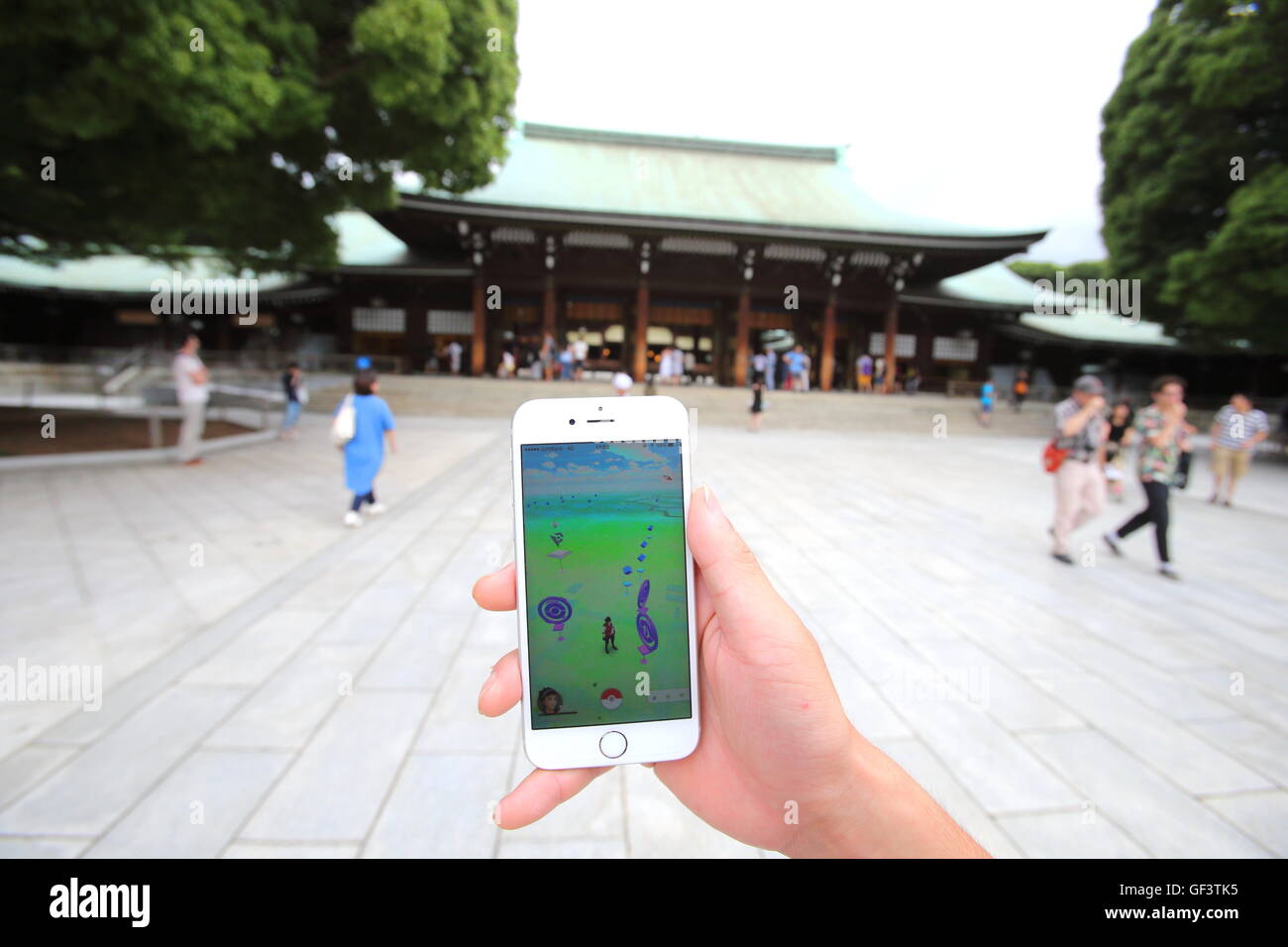 People Play The Mobile Game Pokemon Go On Their Smartphones At Stock Photo Alamy People Play The Mobile Game Pokemon Go On Their Smartphones At Stock Photo Alamy