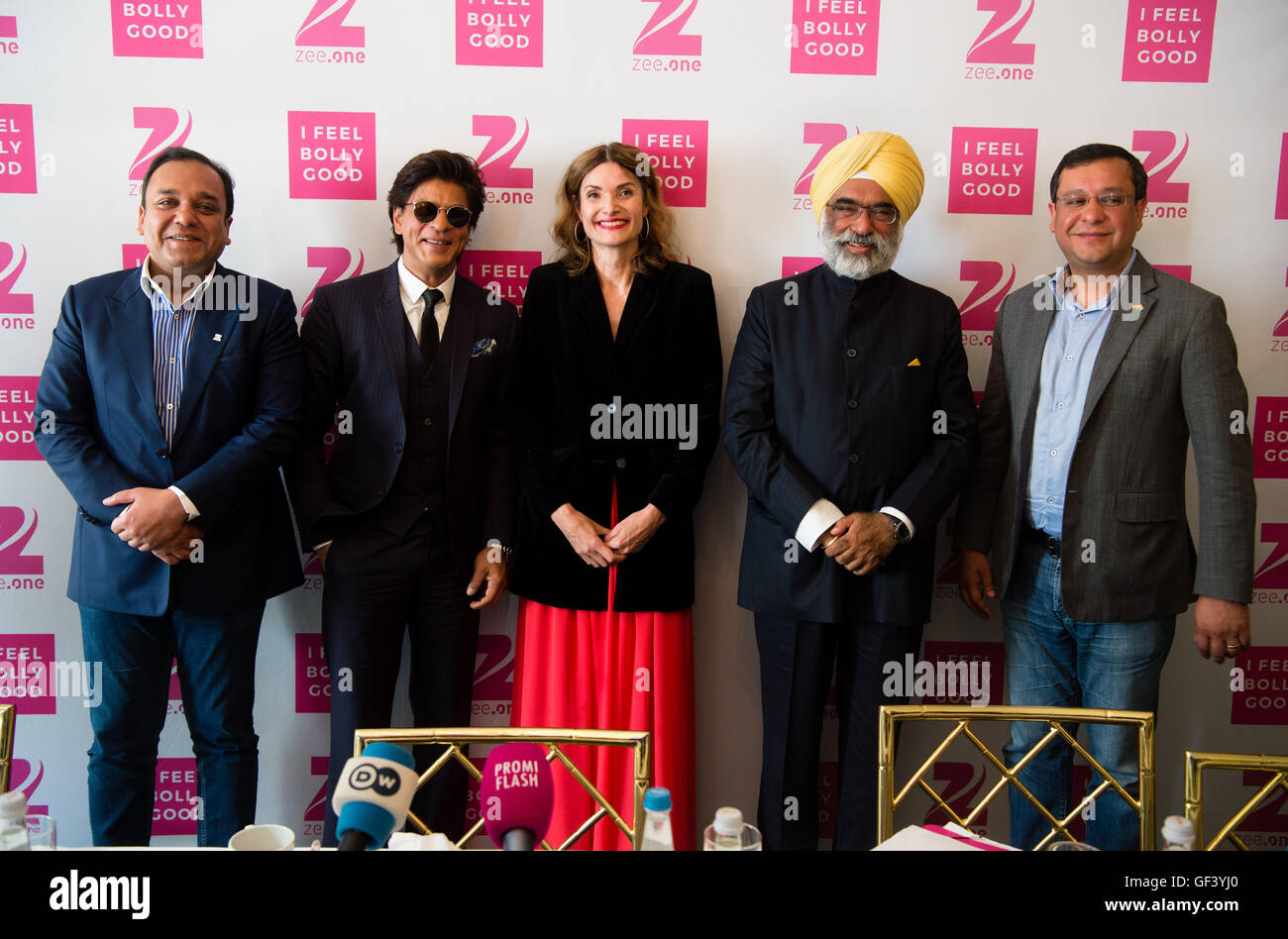 Munich, Germany. 28th July, 2016. Punit Goenka (L-R), CEO of Zee Entertainment Enterprises Limited, Bollywood actor Shah Rukh Khan, Friederike Behrends, head of the channel Zee.One and CEO of Asia TV GmbH (Zee TV), Gurjit Singh, Indian Ambassador to Germany, and Amit Goenka, CEO of International Broadcast Business ZEEL pose at a press conference on the presentation of Bollywood channel 'Zee.One' in the Bayerischer Hof hotel in Munich, Germany, 28 July 2016. Photo: MATTHIAS BALK/dpa/Alamy Live News Stock Photo