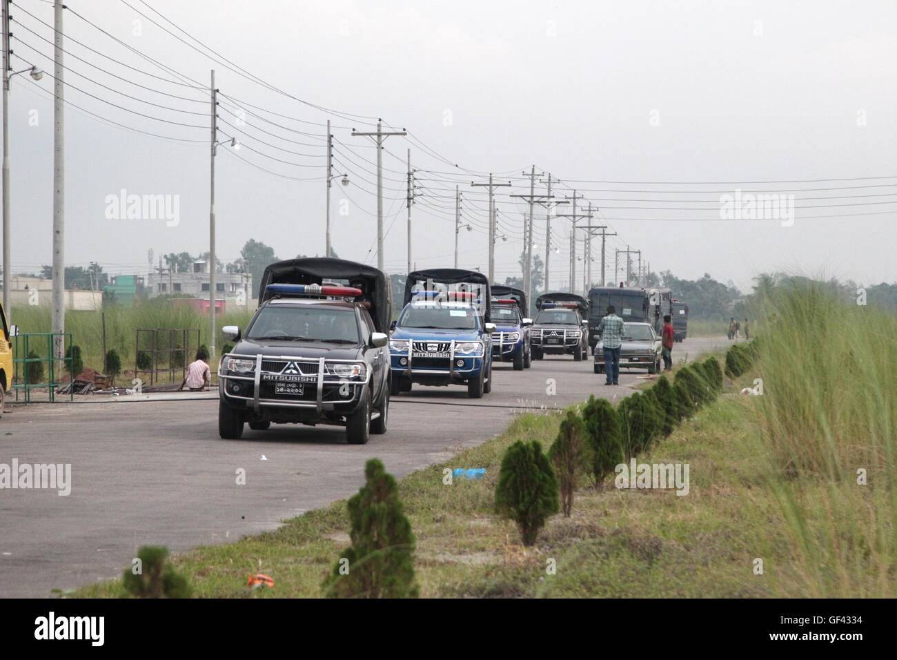 Dhaka, Keranigonj, California, Bangladesh. 29th July, 2016. A police car escort the prisons van during the shifting of prisoners as the shifting of prisoners from the 200-year-old Dhaka Central Jail to the newly built prison at Rajendrapur, in Keraniganj, has started on 29 July, 2016, Dhaka, Bangladesh. The new prison at Rajendrapur is located 12 kilometres away from the old one built in 1788 on Nazim Uddin Road. According to the local media report Prison authorities say the Dhaka Central Jail housed nearly 8,000 prisoners, 6,300 of them male, and the rest female inmates. The women prisone Stock Photo