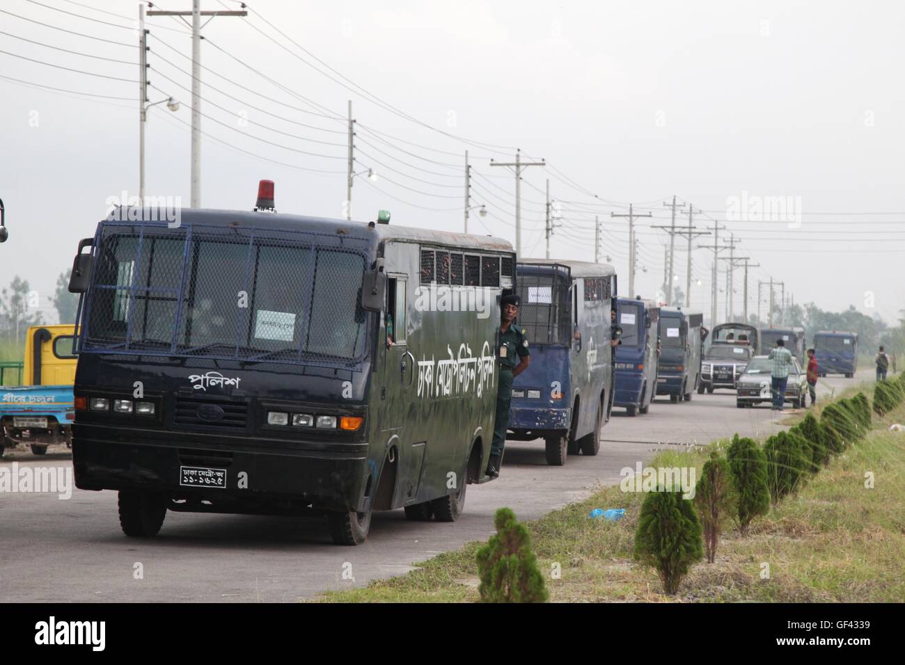 Dhaka, Keranigonj, California, Bangladesh. 29th July, 2016. A police escort the prisons van during the shifting of prisoners as the shifting of prisoners from the 200-year-old Dhaka Central Jail to the newly built prison at Rajendrapur, in Keraniganj, has started on 29 July, 2016, Dhaka, Bangladesh. The new prison at Rajendrapur is located 12 kilometres away from the old one built in 1788 on Nazim Uddin Road. According to the local media report Prison authorities say the Dhaka Central Jail housed nearly 8,000 prisoners, 6,300 of them male, and the rest female inmates. The women prisoners w Stock Photo